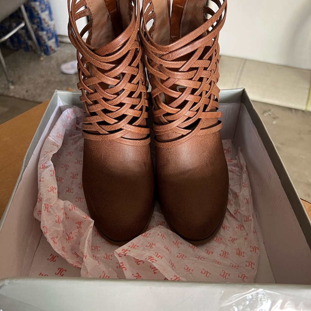 Ankle boots size 9. Chestnut color. Excellent condition. Very comfortable.